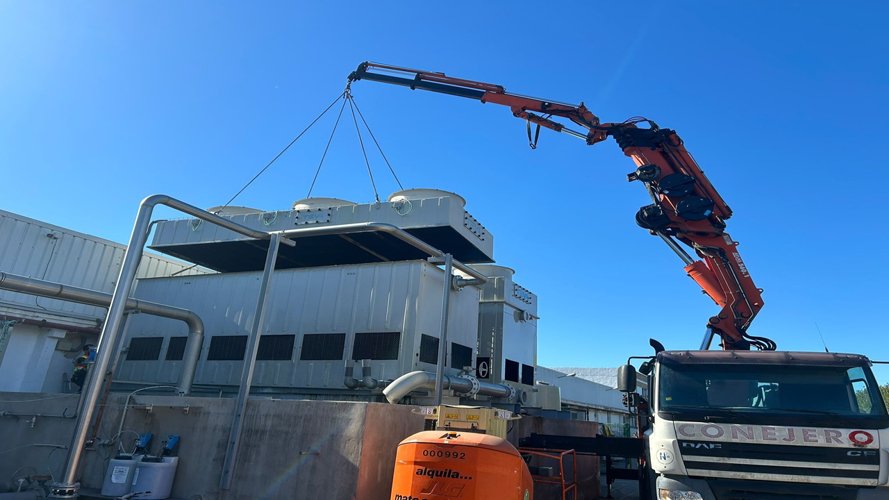 Instalación de torre enfriadora para proceso industrial. Albal (Valencia)